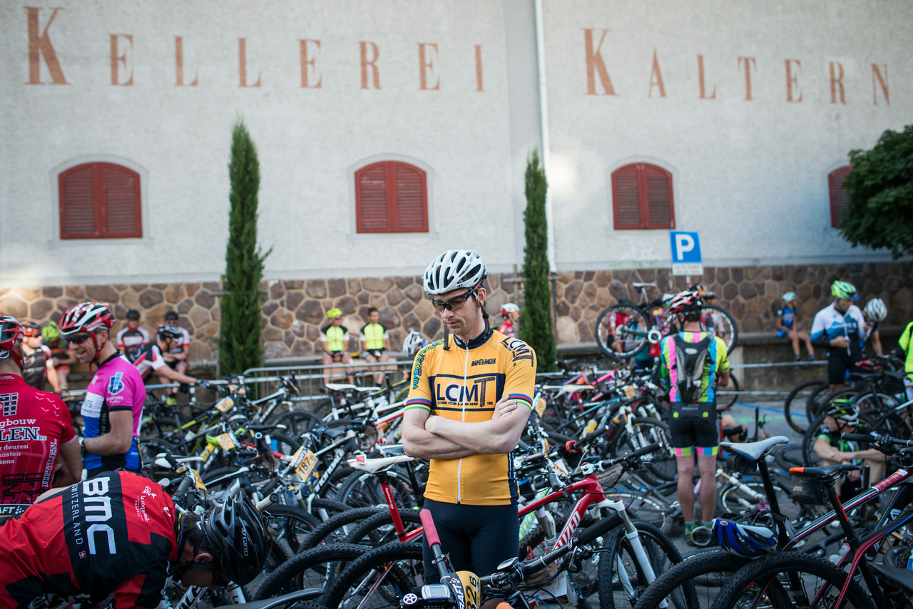 Tijdens de Transalp zetten deelnemers vaak eerst hun fiets in het startvak. Deze overduidelijk vermoeide deelnemer heeft zich overigens gedegen voorbereid, gezien zijn shirtje. Foto : Andreas Dobslaff