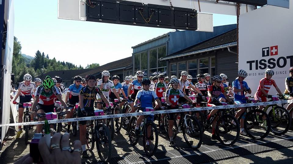 Het junior-vrouwenveld voor de start van hun race. Foto: Swiss Cycling